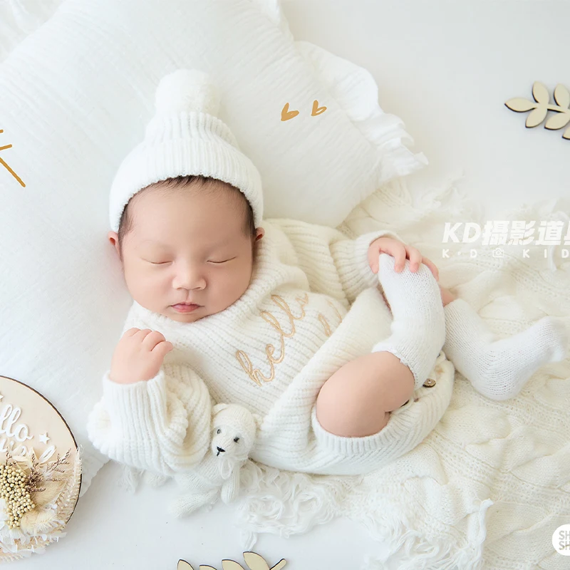 Cozy White Newborn …