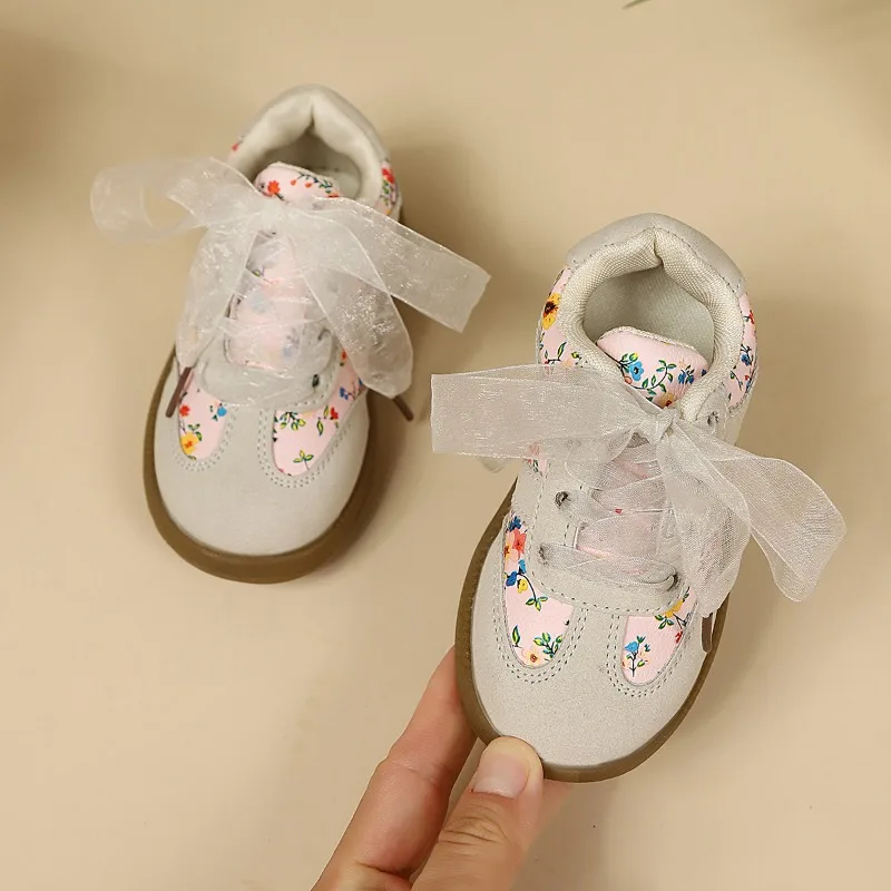 Kinder-Tennisschuhe mit süßen Spitzenschleifen, lässige Kinderschuhe mit weicher Sohle, brandneue Mädchen-Sportschuhe 2026, rutschfest, trendig – Detail 3