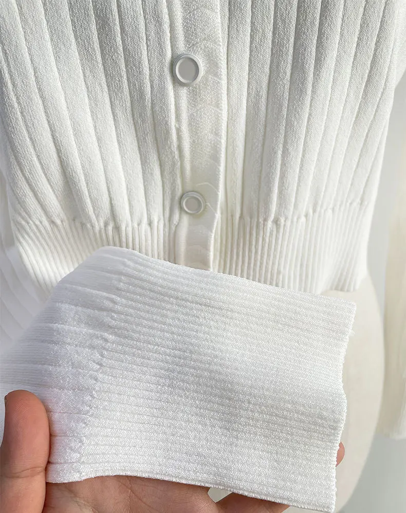 فستان نسائي محبوك أبيض جديد لعام 2025، رقبة على شكل حرف V بدون أكمام، مطوي، مقاس نحيف، رداء متوسط الطول