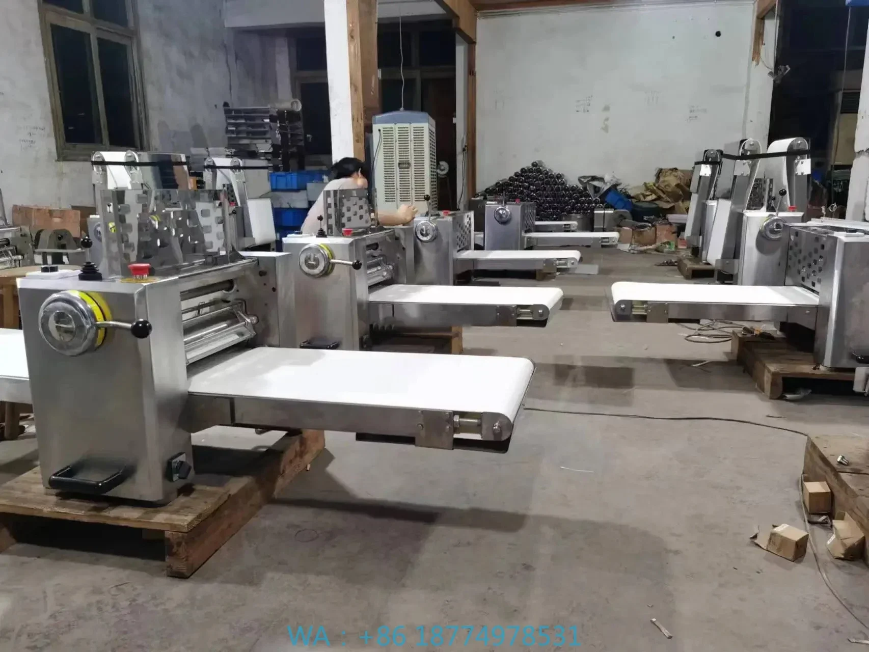 מכונת חיתוך גיליון פאסטרי אוטומטית מפלדת אל-חלד להכנת פיצה ובצק לשולחן עבודה