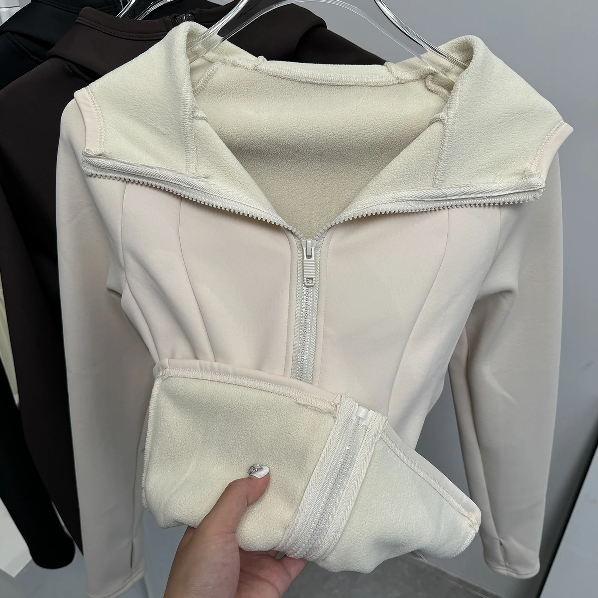 سترة مخملية رفيعة ودافئة للنساء بياقة واقفة وسترة رياضية بغطاء للرأس ملابس يوجا للجري واللياقة البدنية