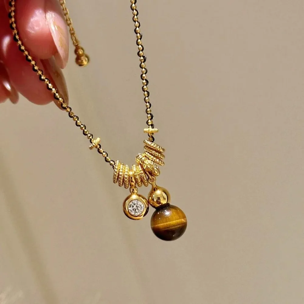 Light luxury, small, high-level sense of retro design, Lu Tong tiger eye stone gourd necklace, female micro inlay 9999gold