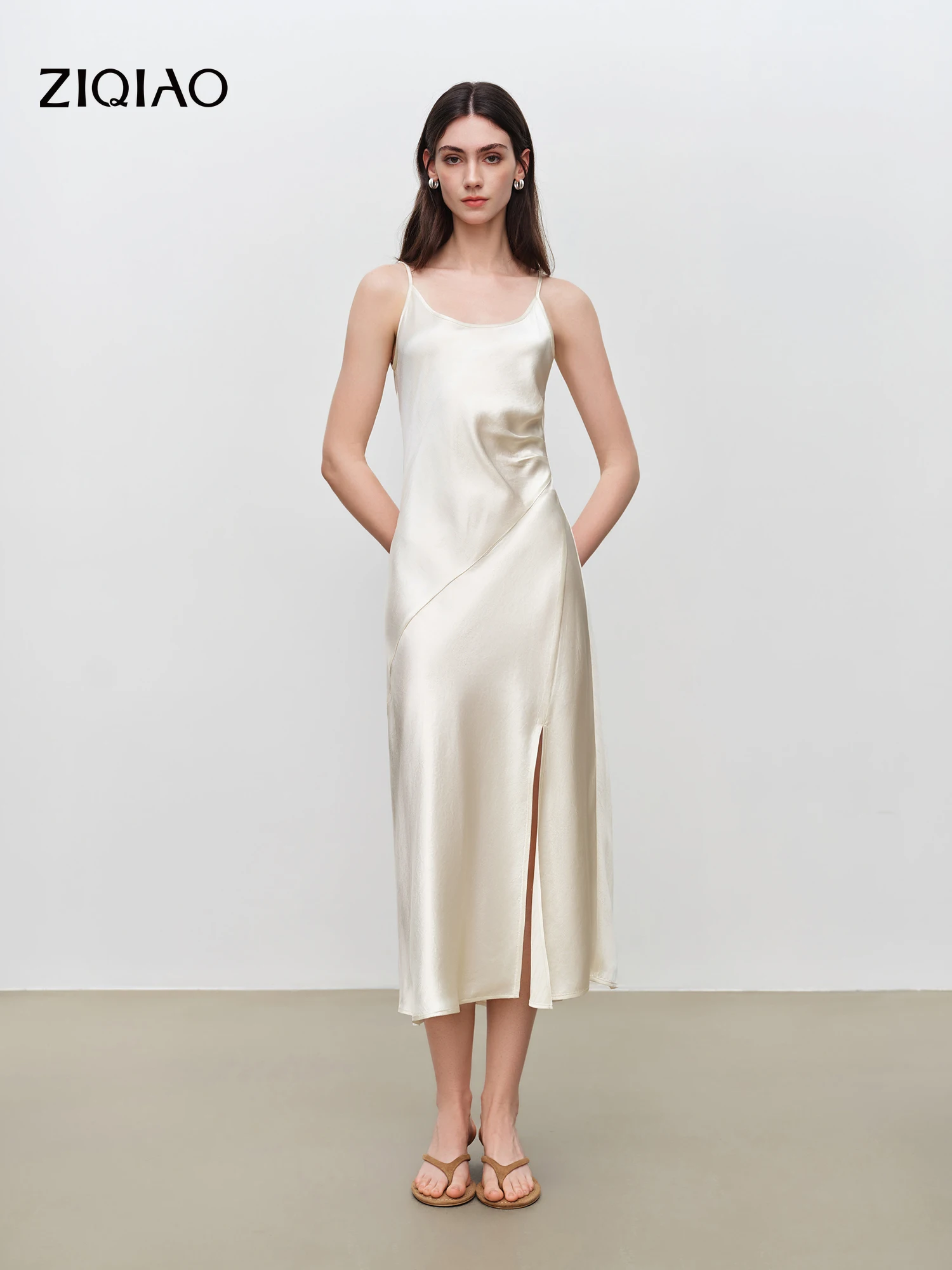 ZIQIAO 2026 Nova Chegada Vestido Midi Feminino de Verão 100% Acetato com Corte Diagonal, Cintura Drapeada Brilhante para um Estilo Luxuoso e Discreto para Mulheres de Baixa Estatura