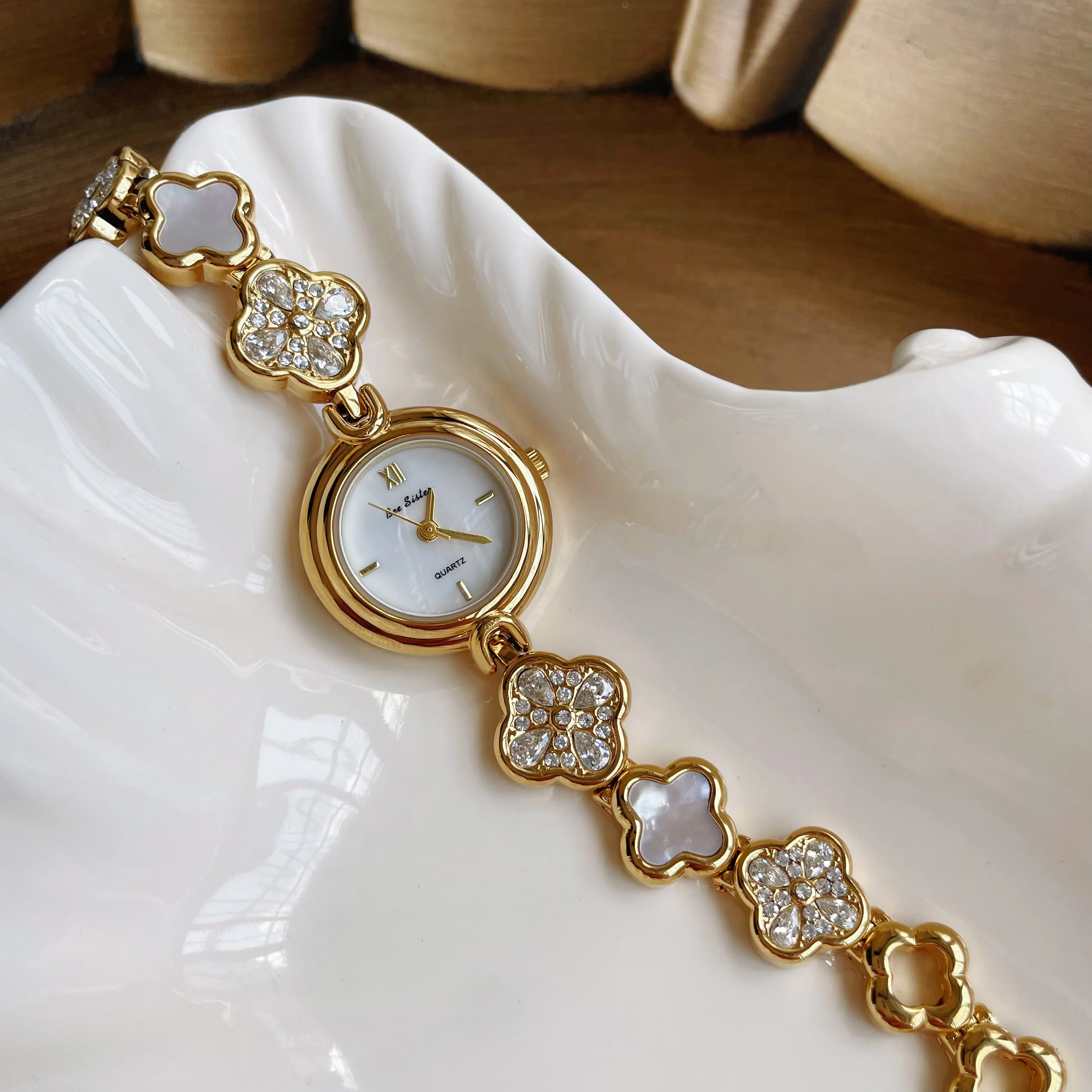 ساعة اسوارة نسائية، قرص بسيط من عرق اللؤلؤ، طراز أنيق، طراز جديد 2025، هدية عيد ميلاد، هدية للسيدات، هدية نسائية.