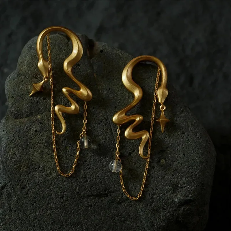 Réplica de pendientes de serpiente antiguos del siglo XVIII, pendientes curvos de gota trepadora de oreja de Boa de serpiente cepillada de seda chapada en oro de 18 quilates