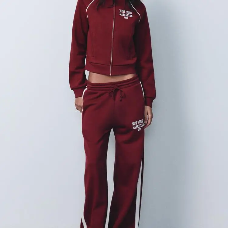 เสื้อสเวตเตอร์มีซับในพร้อมผ้ากำมะหยี่พิมพ์ลาย และกางเกงวิ่งตกแต่งแถบข้าง ชุดซิปยาว