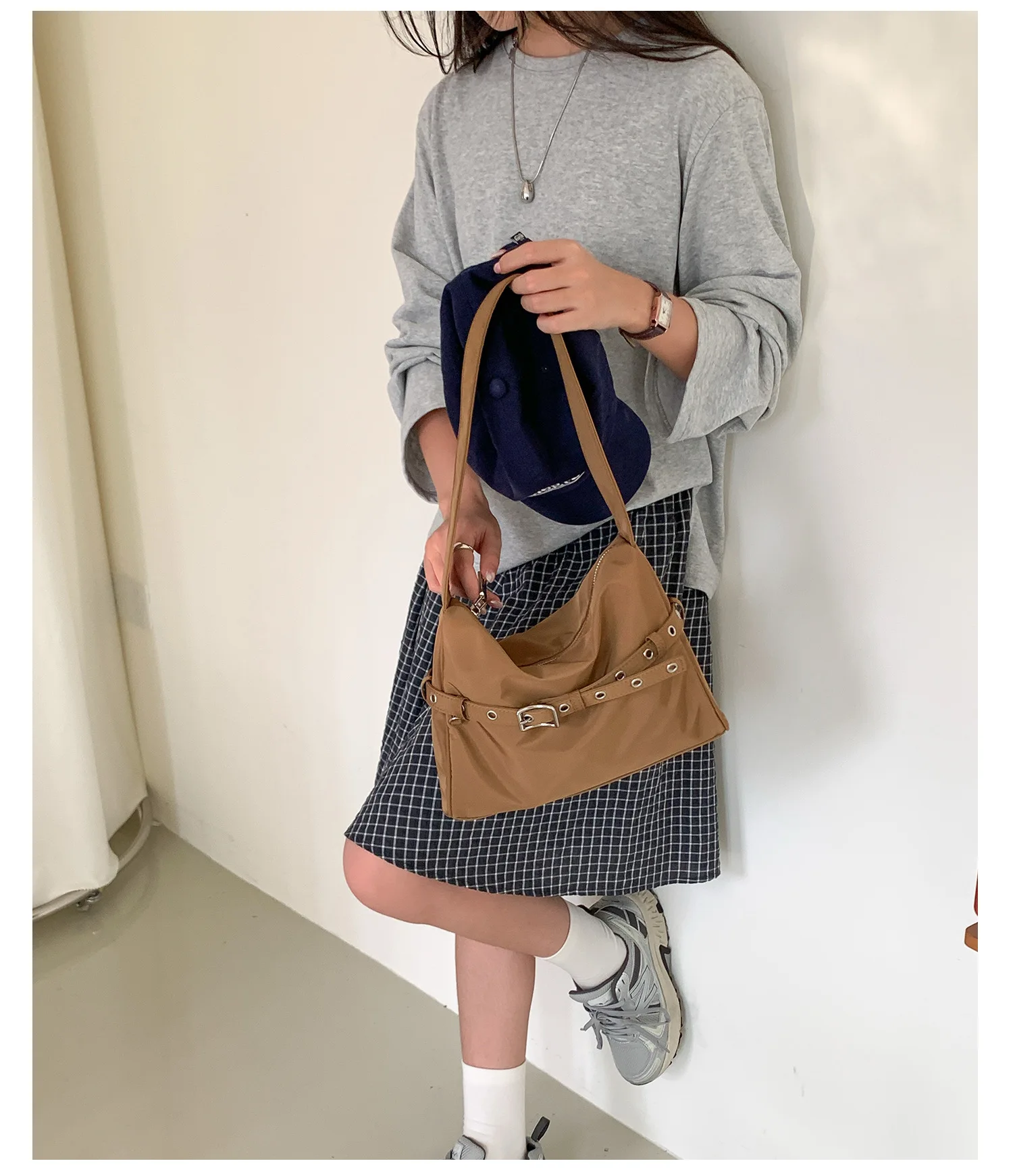 حقائب كتف جديدة ذات سعة كبيرة لعام 2025 حقائب يد نسائية بسيطة بلون سادة من النايلون بتصميم متخصص حقيبة تحت الإبط للسيدات