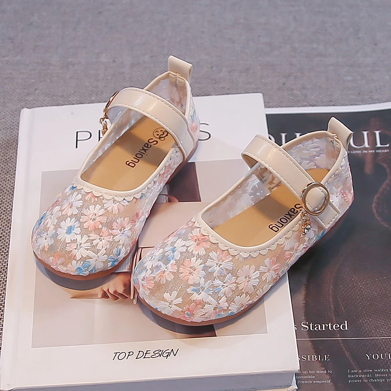 

Girls Casual Sandals Sweet Flowers Kids Mesh Shoes Breathable Soft Bottom 2026 Brand New Children Princess Flats Non-slip Trendy