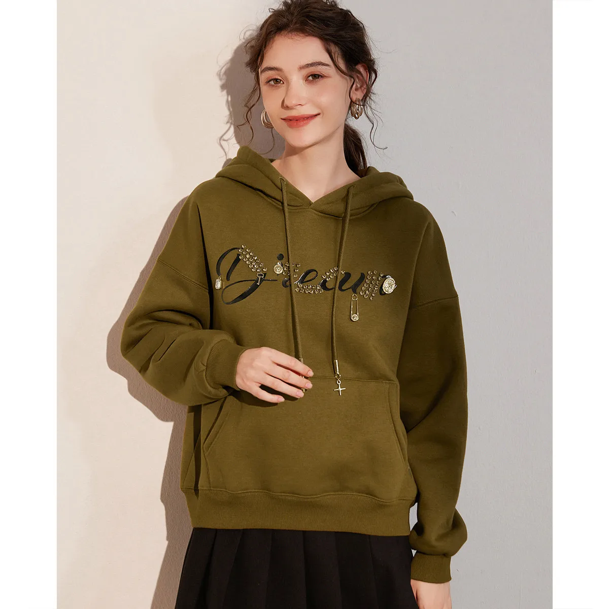 LOUIS YAO 2025 Thick Velvet Hoodie Winter Fashionable Letter Printed Nail Bead Thick Warm Top for Women