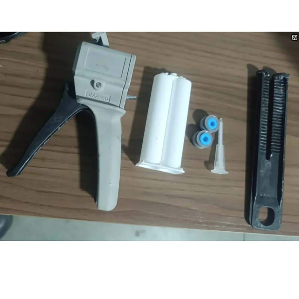 

1 основной блок, 1 толкатель, 10 емкостей для клея, 20 пробок, 50 белых насадок.