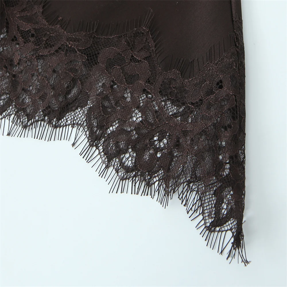 Zimowa, nowa, modna i seksowna sukienka damska z koronkowym kołnierzykiem i satynową teksturą.