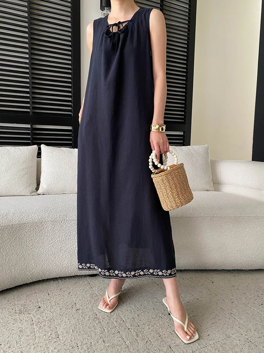 Sommerliches Damenkleid, lässig, einfarbig, mit Schnürung, besticktem Saum, ärmellos, im Westen-Stil. – Detail 18