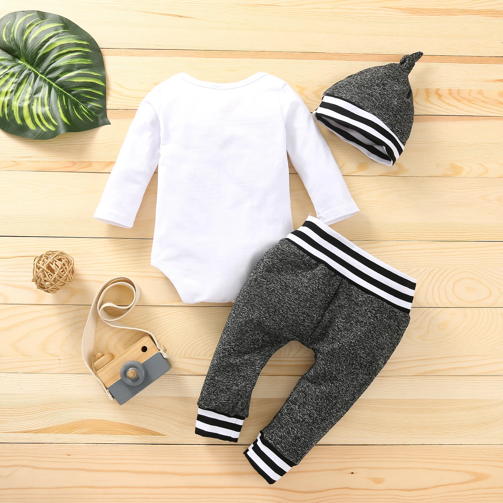 

3 Pcs Infant Everyday Wear Baby Animal Print Short Sleeve Bodysuit Solid Color Leggings Beanie Hat Set for Newborns