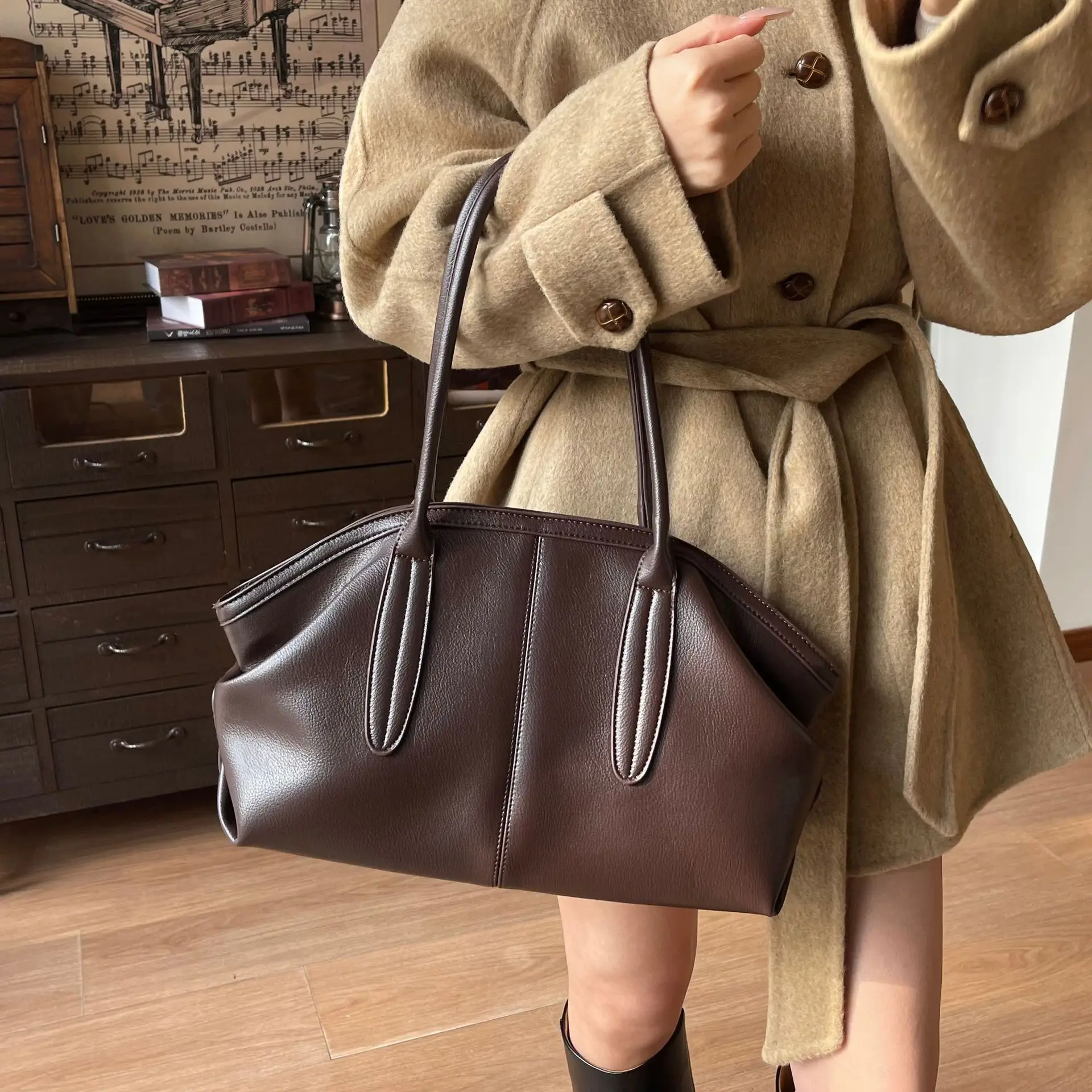 Retro Women's Underarm Shoulder Tote Bag Oyster Design Large Capacity Vegan Leather Pure Color Commuter Handbag