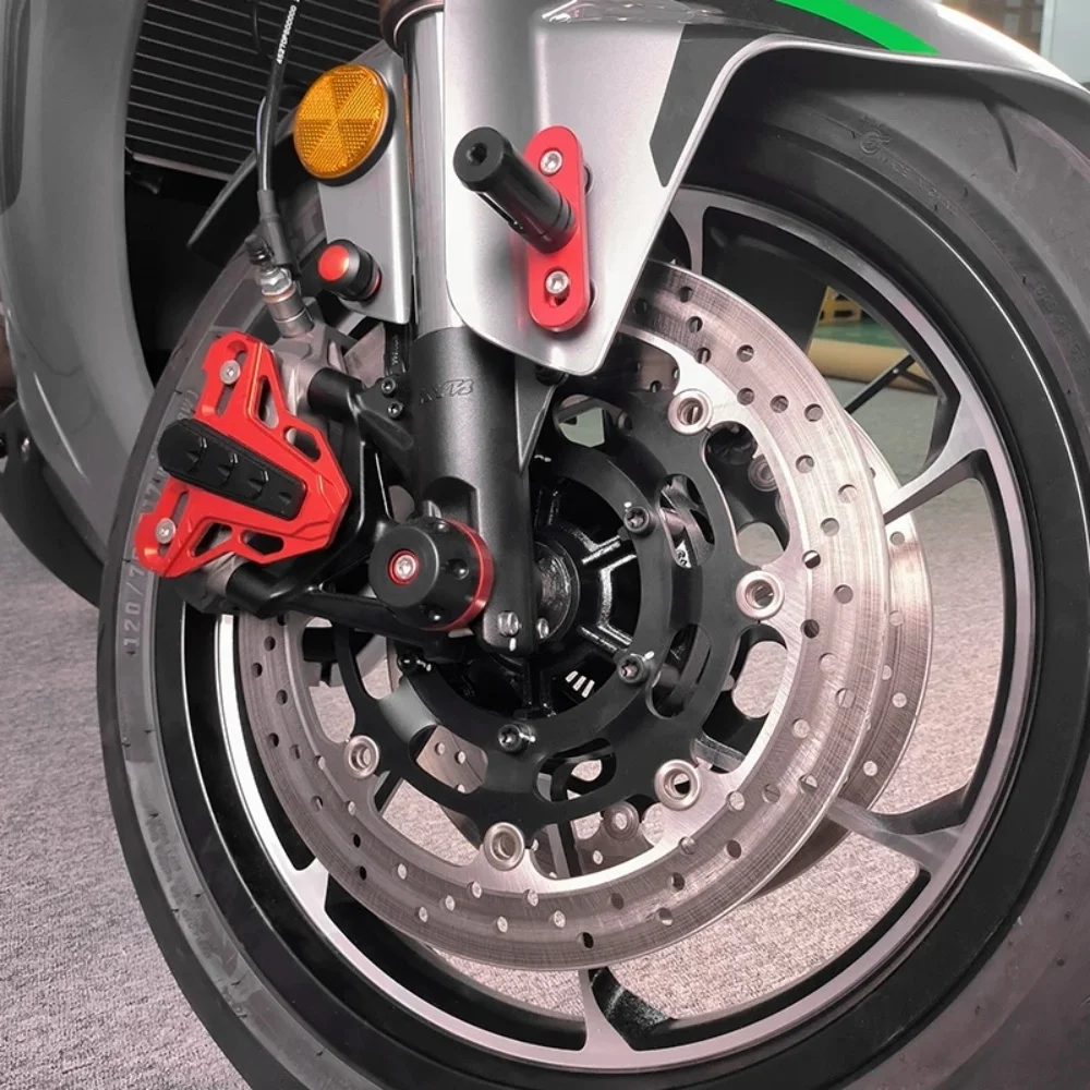 Motorcycle brake caliper protection cover/lower pump cover suitable for QJMOTOR SRK550RR SRK600RR SRK800RR SRK921RR