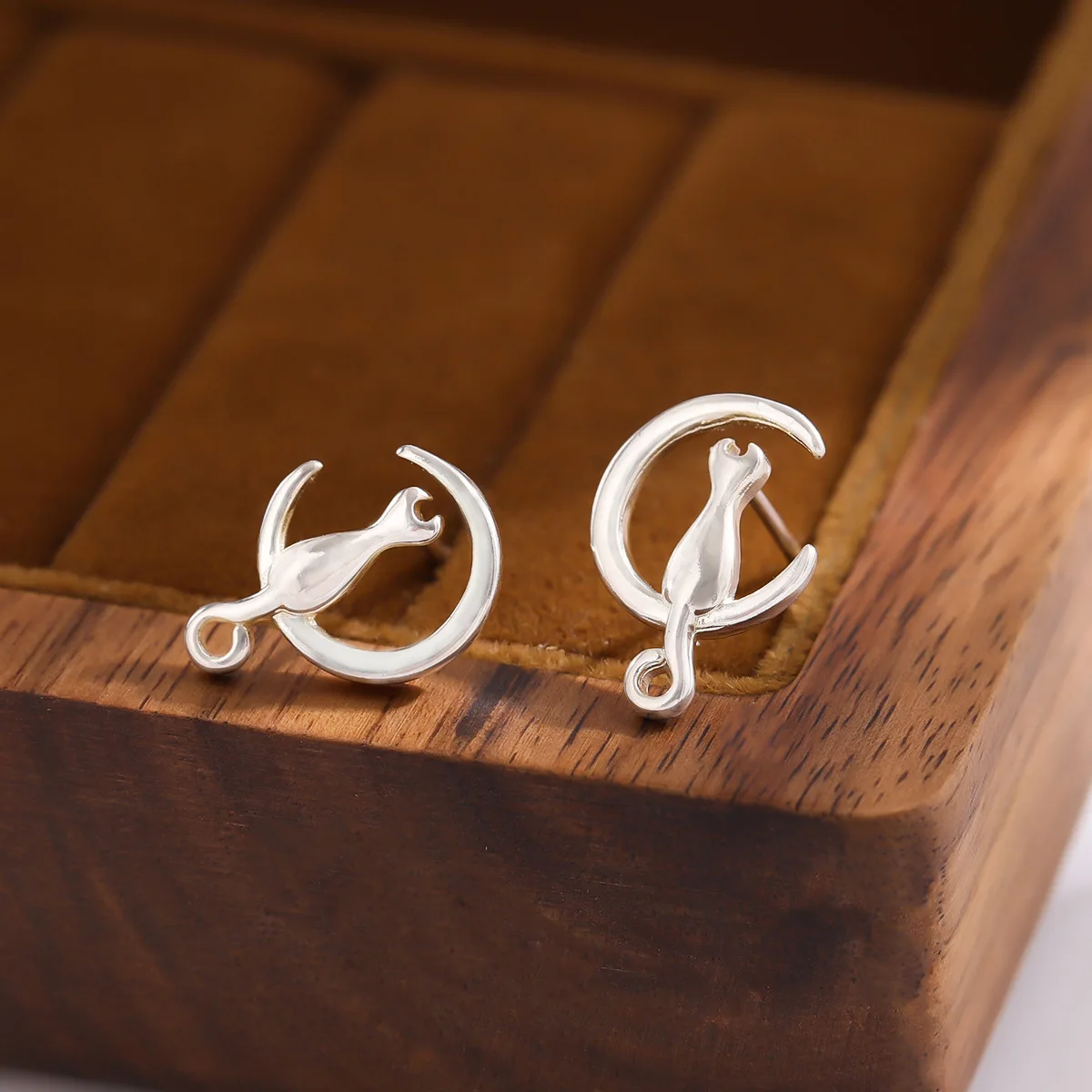 

Изысканные креативные украшения из стерлингового серебра 925 пробы, милые простые женские серьги-гвоздики с изображением кота на луне E097