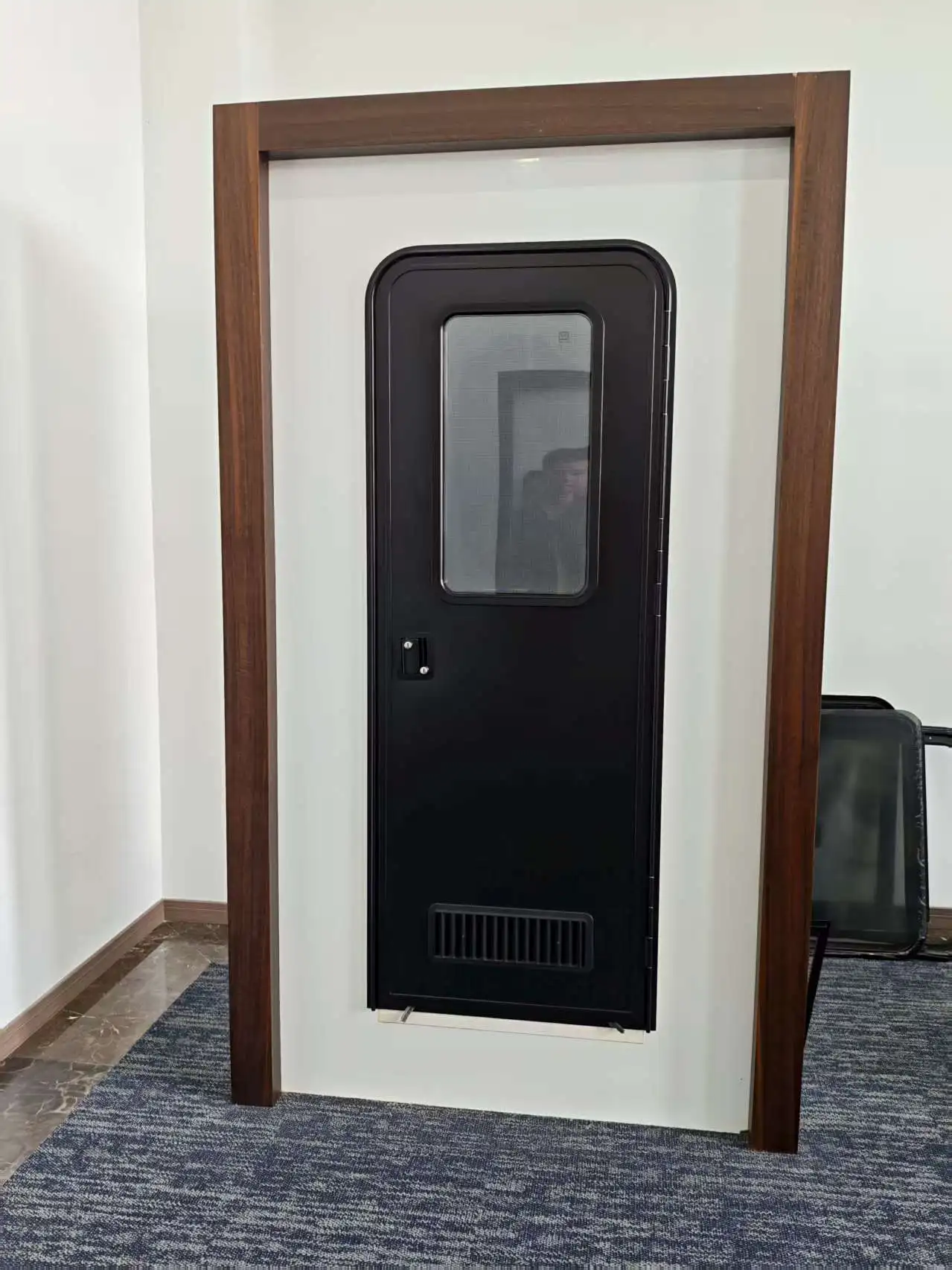 모터홈 액세서리 미국 스타일 RV 출입문 블랙 방충망 도어 프레임 및 블랙 패널 잠금장치 캠퍼 및 카라반용