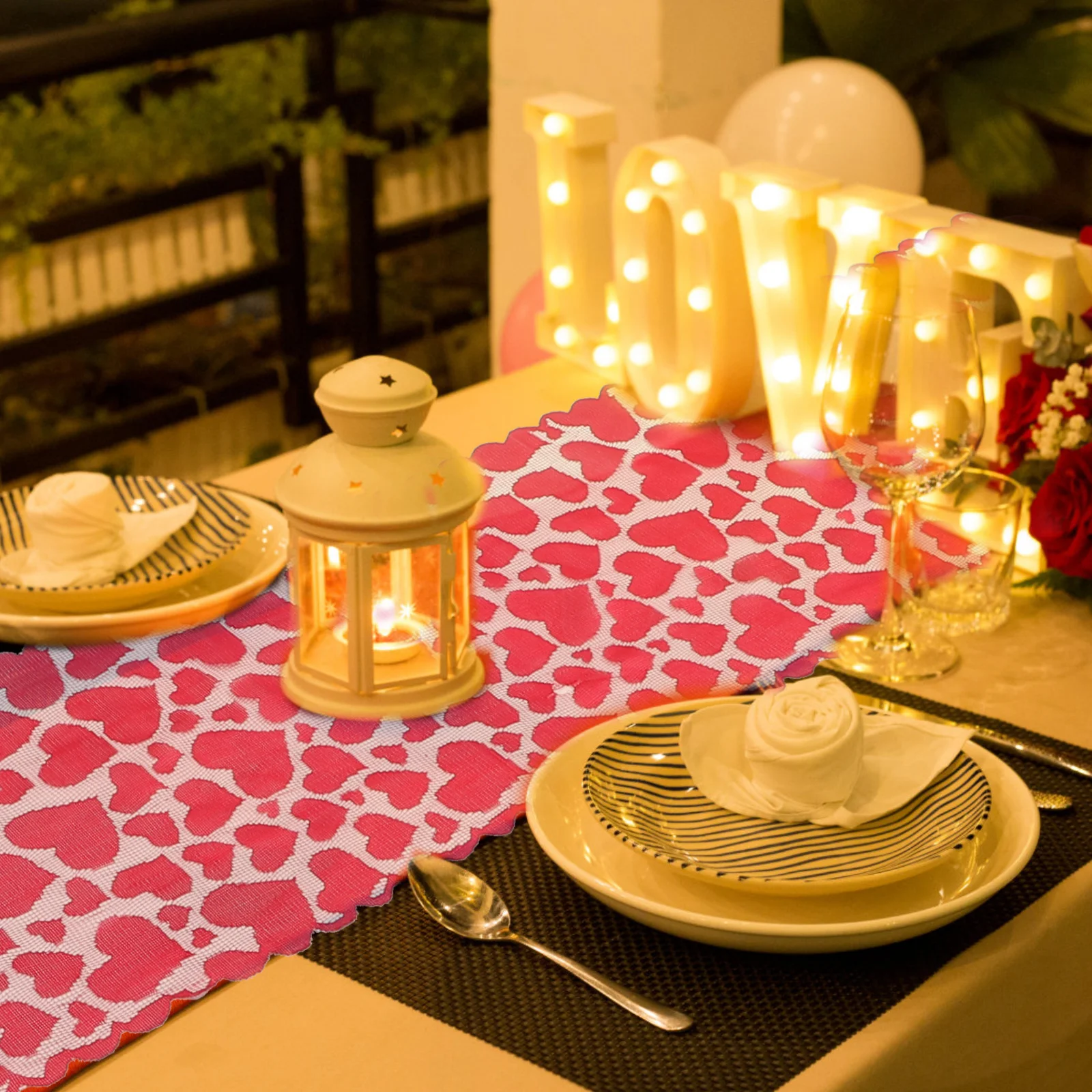 

Red Heart Table Runner for Valentine's Day Themed Decorative Table Cover Festive Dining Protection Stylish Reusable