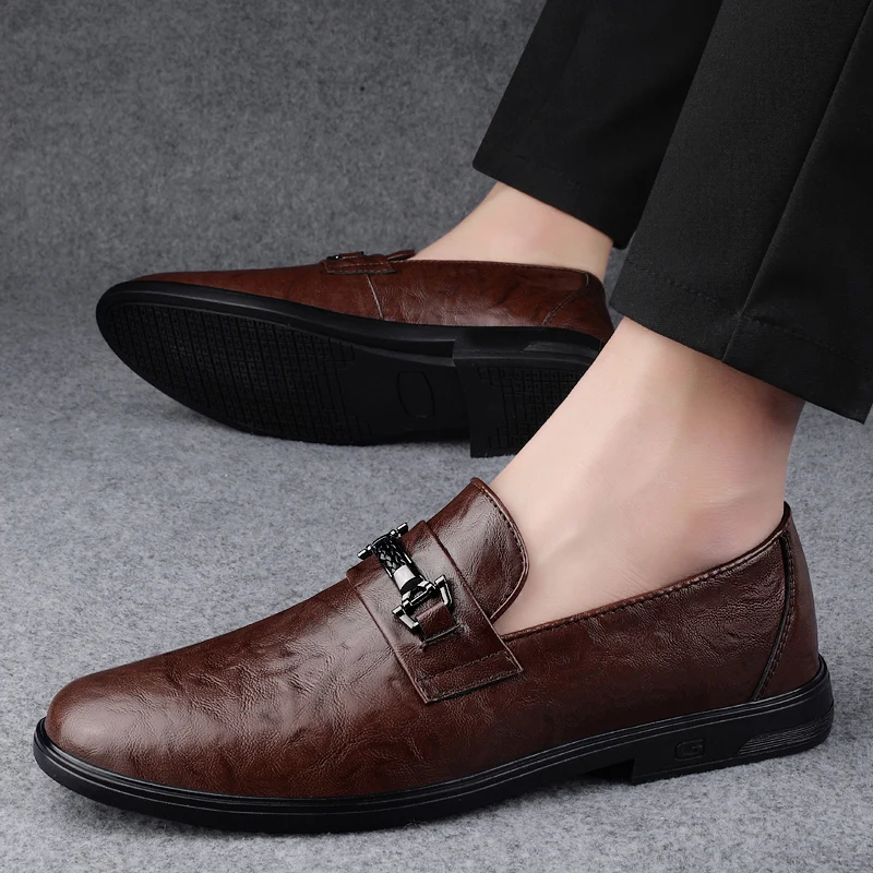 Mocassins masculinos de couro com slip-on, sapatos masculinos de negócios, sapatos planos leves para andar, mocassins macios de condução, alta qualidade, verão