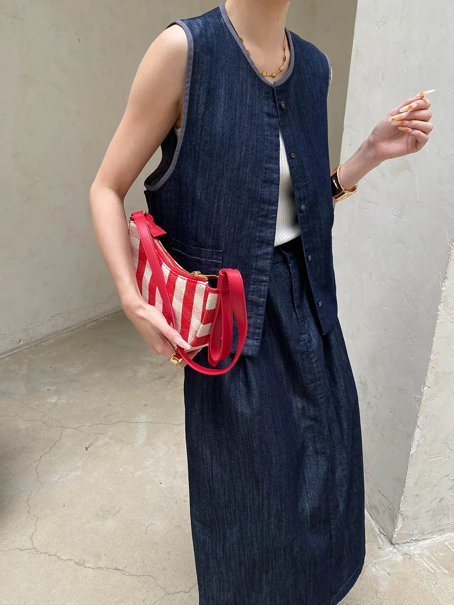 Sommerliches Damen-Set aus einfarbiger, lässiger Retro-Jeansweste mit Rundhalsausschnitt und halb-elastischem, hochtailliertem Rock. – Detail 6