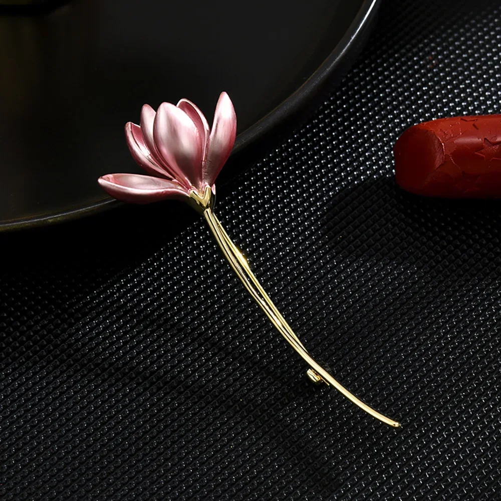 

Exquisite Pink Lotus Flower Brooch Pins for Women Girls Metal Plant Label Pin Hat Suit Japanese Fashion Accessories