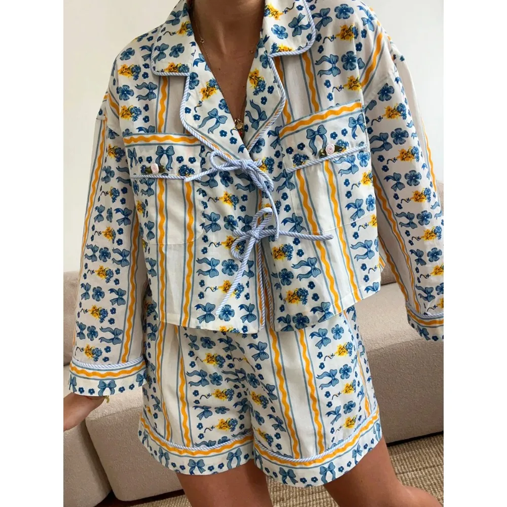 

Женский Повседневный комплект из 2 предметов, Топ с длинным рукавом и цветочным принтом в полоску, шорты с широкими штанинами