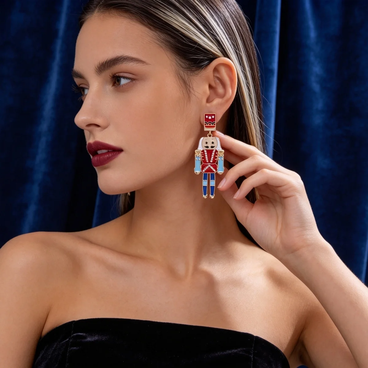 Weihnachtliche Strass-Ohrringe mit rotem und blauem Emaille-Nussknacker für Damen, niedliche, bunte, gestreifte, soldatenförmige Ohrringe, Schmuck. – Detail 11