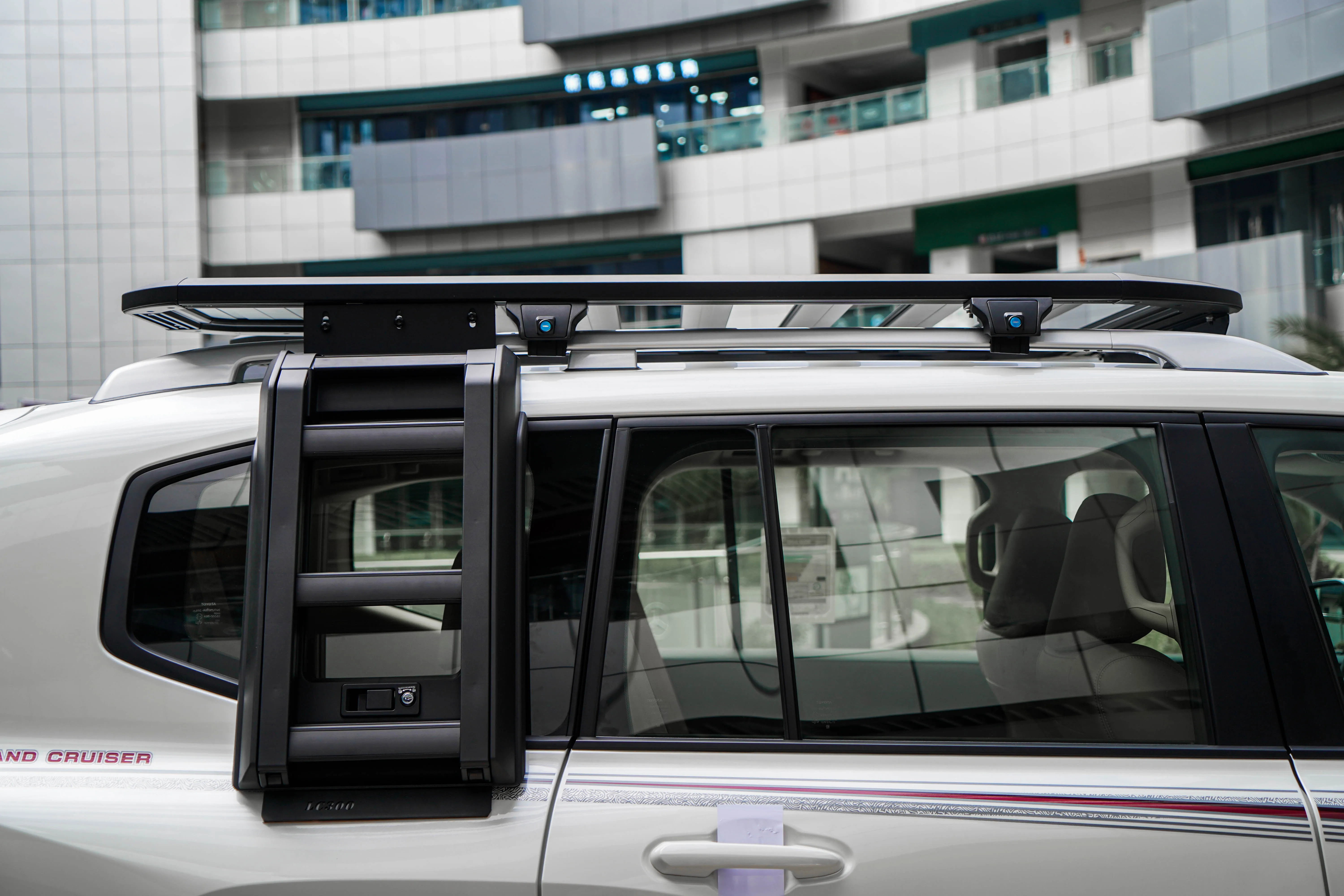 YUHANG HIGH QUALITY CAR ROOF RACK ROOF PLATFORM SIDE LADDER for TOYOTA LAND CRUISER 300 LC300