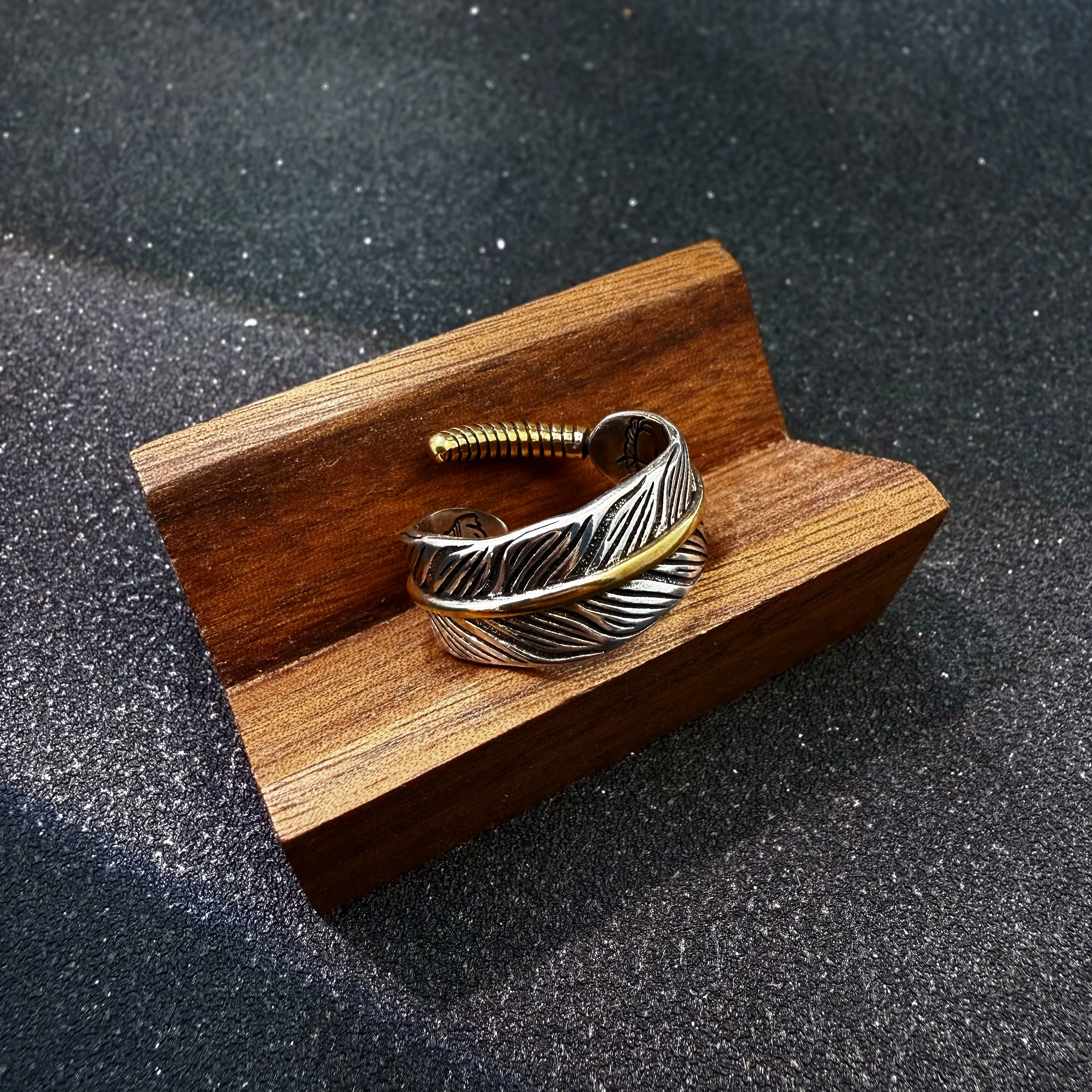 Retro Goldener Feder-Graffiti Verstellbarer Offener Ring für Männer Punk Gothic Edgy Versilbertes Messing Schmuck Biker-Accessoires Geschenk – Detail 7