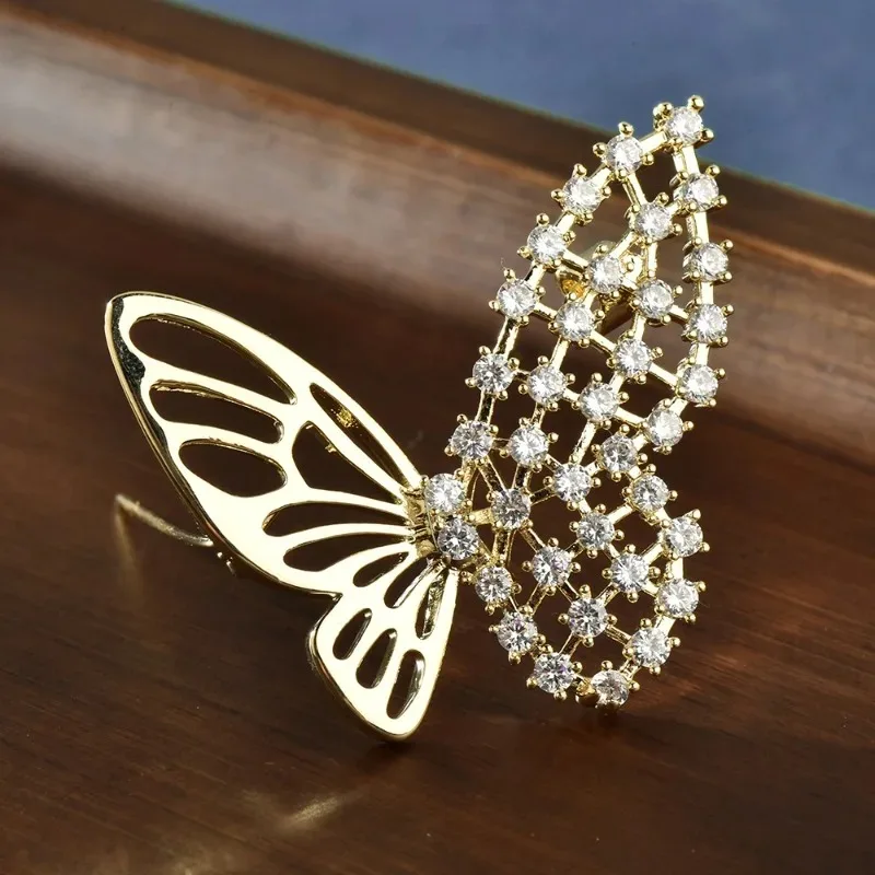 هذا بروش الفراشة الكريستالي المصنوع من تصميم Sky Garden هو بروش نسائي راقي مع إحساس بالتصميم