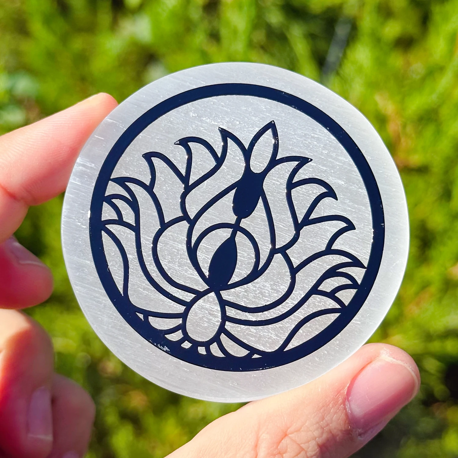 Natural Selenite Round Charging Plate Engraved Lotus Flower Symbol Satin Spar Crystal Disc Polished Stone Home Decor Gift