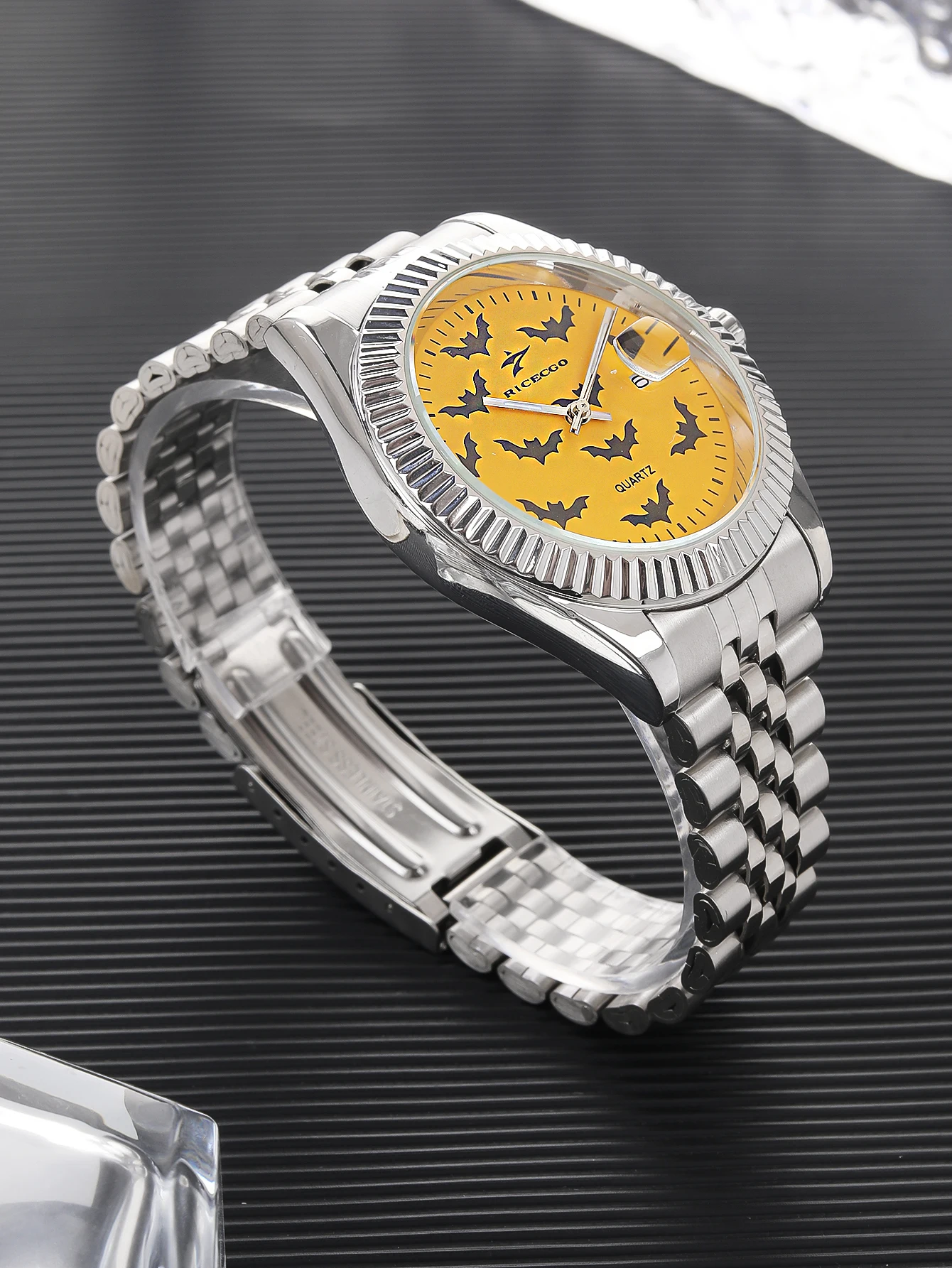 Ricecgo 1Pc Men's Classic Quartz Watch - Festive Style, Bat Pattern, Halloween Theme, Round Dial, Line Markers, Calendar Display, Stainless Steel Strap, Quartz Movement