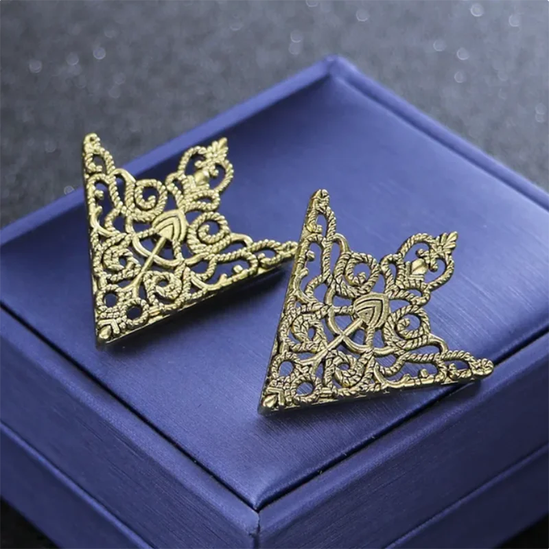 Vintage Triangle Shirt Collar Pin Collar Brooch Women\'s Brooch Hollow Out Metal Brooch Clothes Decorative Pin Fashion Jewelry