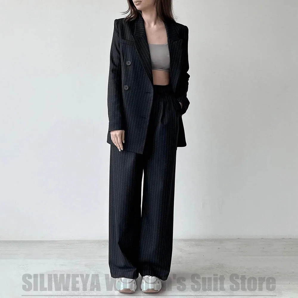 Czarny damski garnitur w paski, dwurzędowy, z klapami szpiczastymi, dwuczęściowy strój, formalny, do biura, na spotkania biznesowe, do noszenia na co dzień.