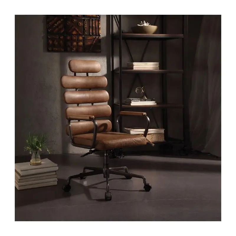 

Офисное кресло из коричневой зернистой кожи — эргономичный дизайн, регулируемая высота, стильный комфорт для работы и дома