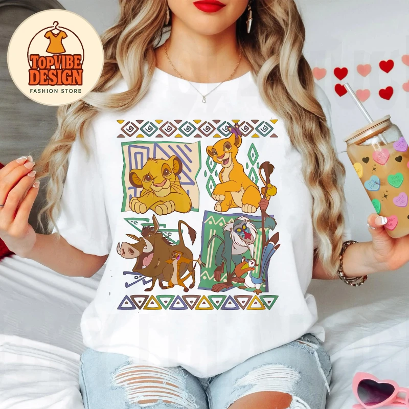 تي شيرت مريح بألوان الأسد الملك ريترو 90s سيمبا وتيمون تي شيرت هاكونا ماتاتا ديزني وورلد ديزني لاند رحلة تي شيرت ، هدية مروحة ديزني