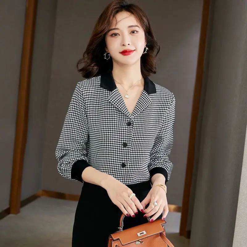 Retro Hong Kong Style Checkered Shirt for Women\'s Spring Wear, New Fashionable Loose and Slimming Suit Collar Long Sleeved Top