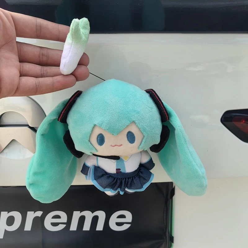 かわいい初音ミクぬいぐるみキーホルダー漫画車のペンダントドーパミンぬいぐるみバックパックファッションアニメ人形アクセサリー完璧なギフト