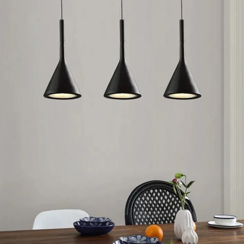 Lampe suspendue multicolore au design moderne, luminaire décoratif d'intérieur, idéal pour une cuisine, une salle à manger ou une chambre à coucher