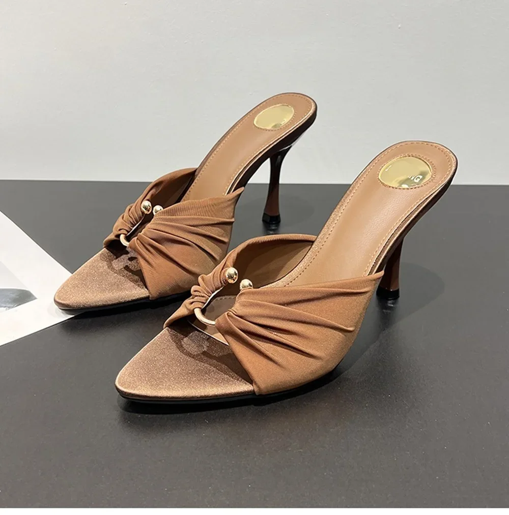 

Атласные тапочки с металлическими украшениями, пикантные однотонные слипоны на тонком каблуке с острым носком, новые поступления, модная женская современная обувь
