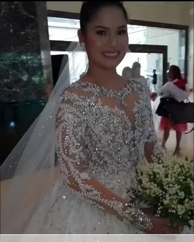 Abito da sposa da donna in pizzo di lusso personalizzato Elegante manica a sfera con perline Vedi attraverso il treno Sposa da sposa su misura 2024