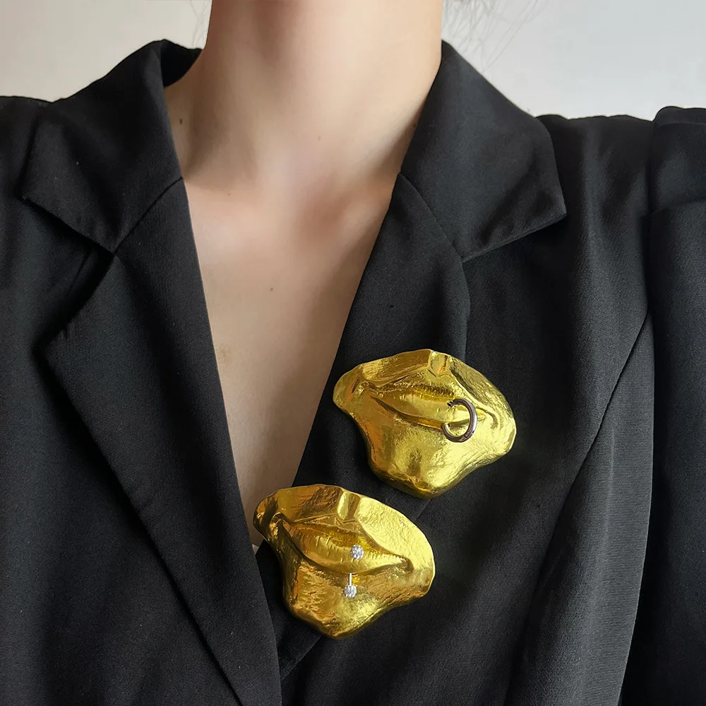 Vintage Hyperbole Mask Lips Nose Metal Broochs for Women Men Unique Abstract Suit Pins Accessories Party Jewelry Gifts