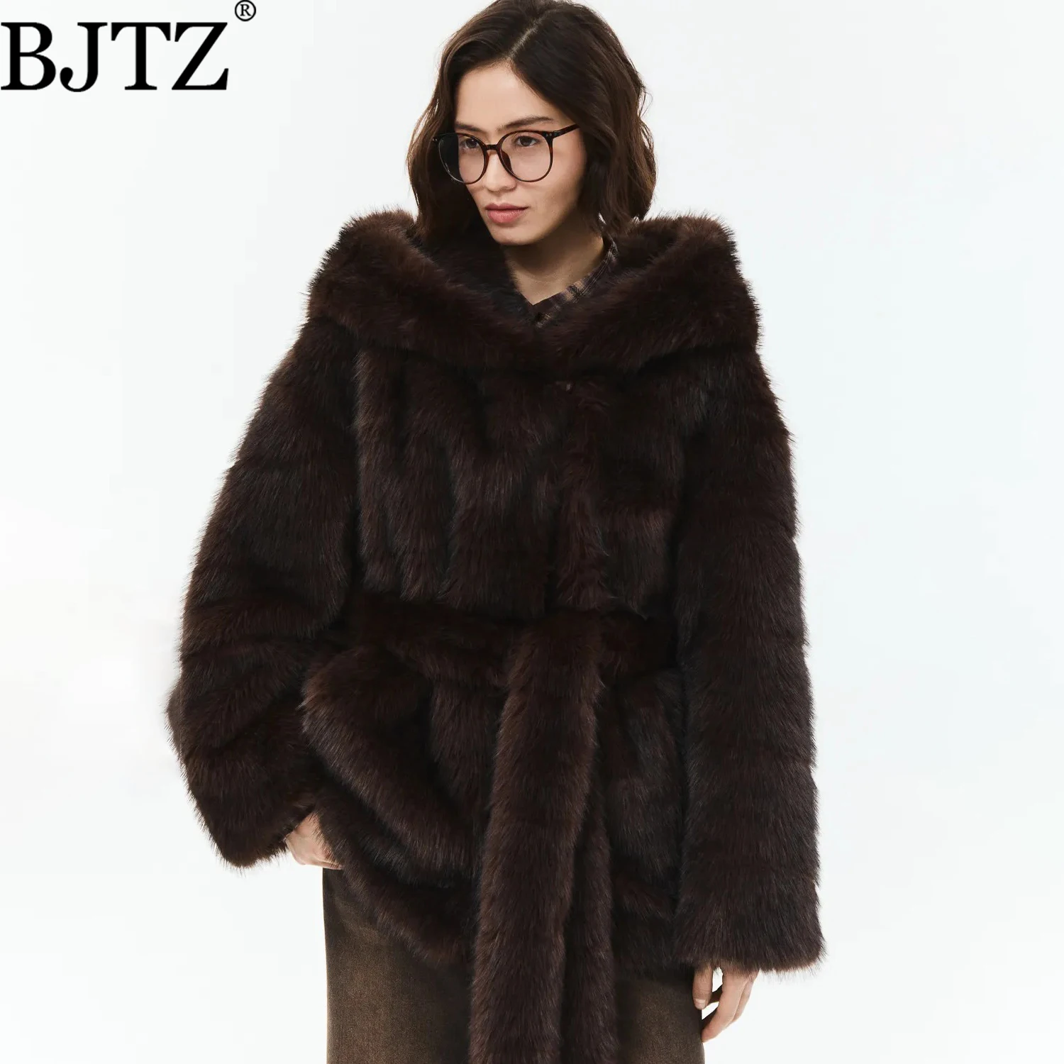 سترة BJTZ النسائية ذات القلنسوة ميدي من الفرو الصناعي بحزام من القطيفة لشتاء دافئ 2025 أنيقة وبسيطة وغير رسمية مميزة ومريحة بلون واحد #1