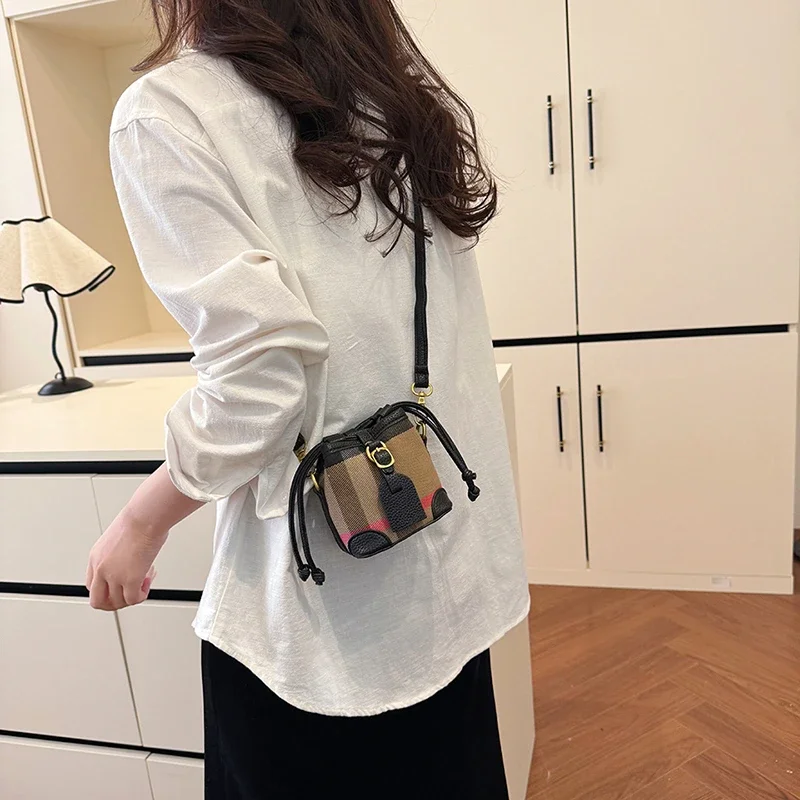 

Versatile Vintage Leather Messenger Bag - Convertible Crossbody Tote with Removable Strap & High-End Designer Stitching