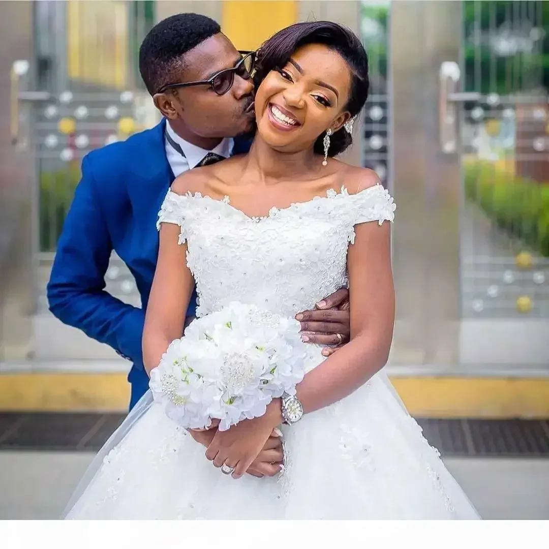 تخصيص الأفريقي حجم كبير قبالة الكتف الدانتيل يزين سويب تراين فستان الزفاف سستة تول مخصص ثوب الزفاف