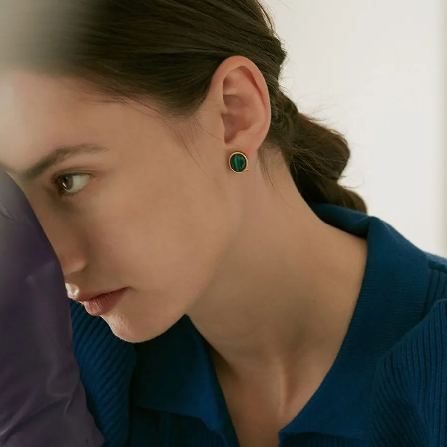 Pendientes franceses simples y compactos para mujer