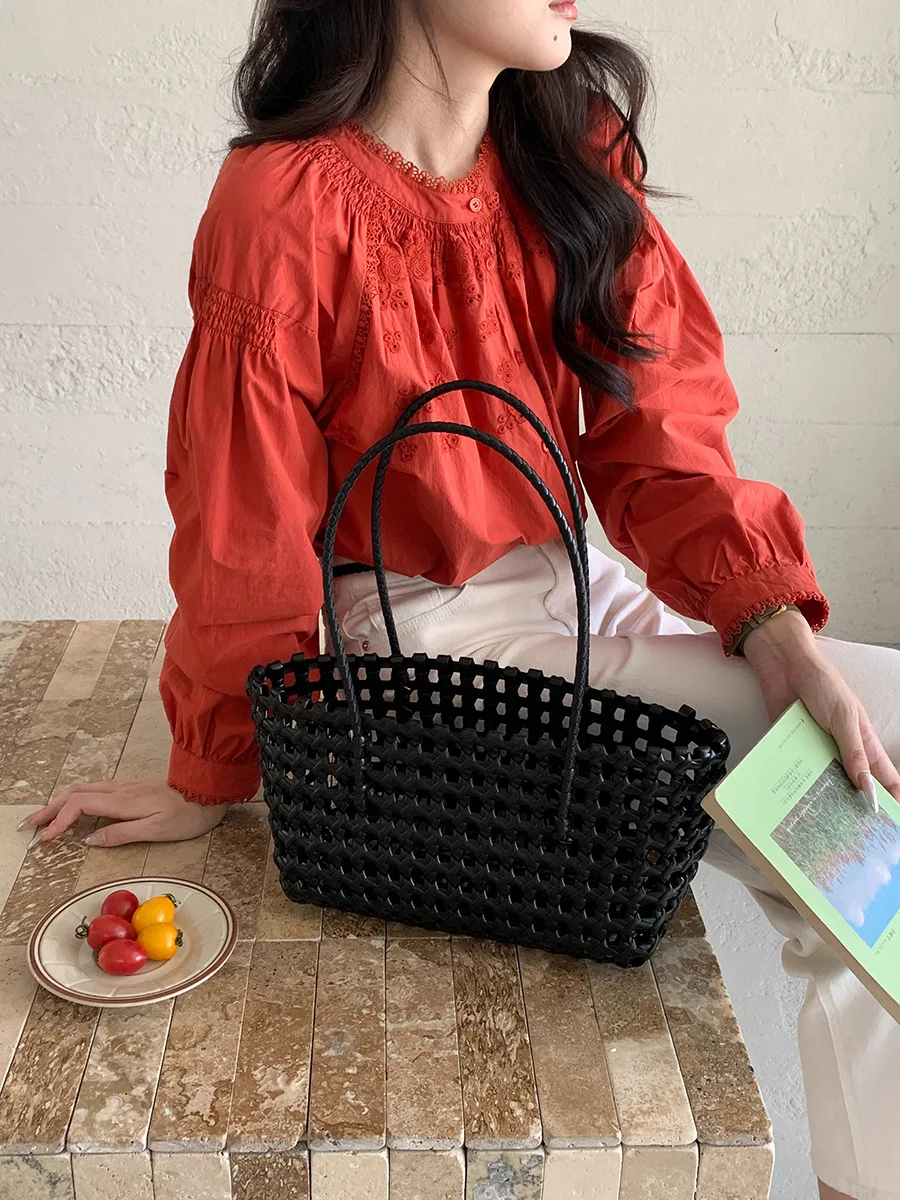 

Early autumn new South French style heavy industry hollow embroidery lace collar shirt