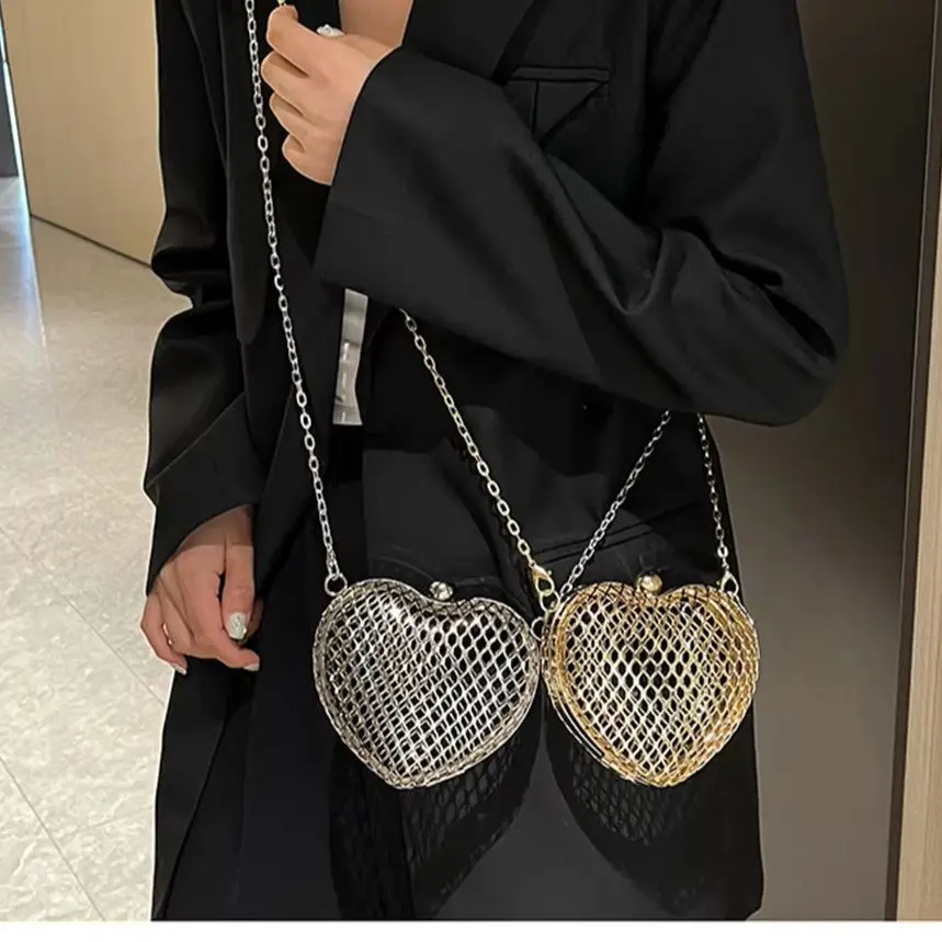 حقيبة يد معدنية مجوفة على شكل قلب 2025 موضة جديدة للنساء حقائب كتف صغيرة أنيقة على شكل سلسلة للحفلات #1
