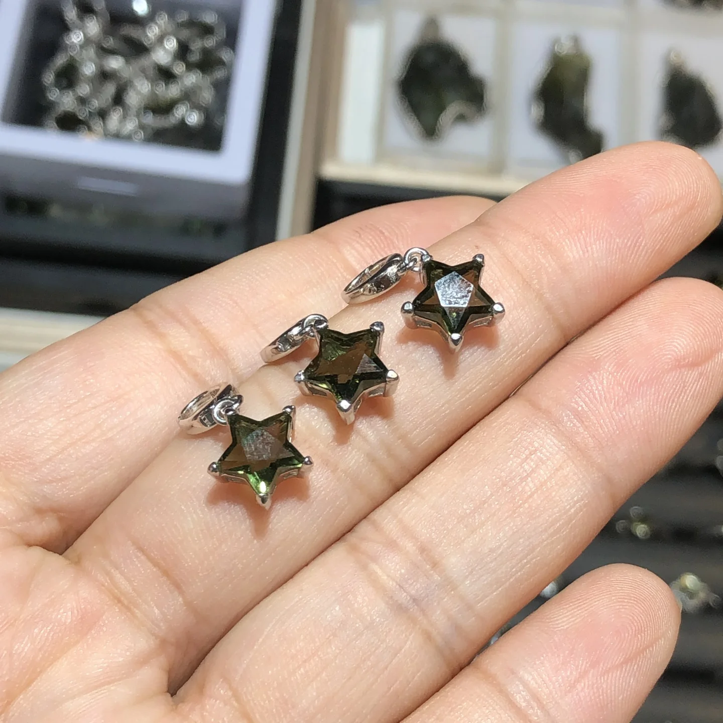 1 قطعة Fengbaowu الطبيعية التشيكية مولدافيت دلاية شكل نجمة 9 مللي متر ستار 925 فضة الريكي أحجار استشفاء مجوهرات هدية للرجال والنساء