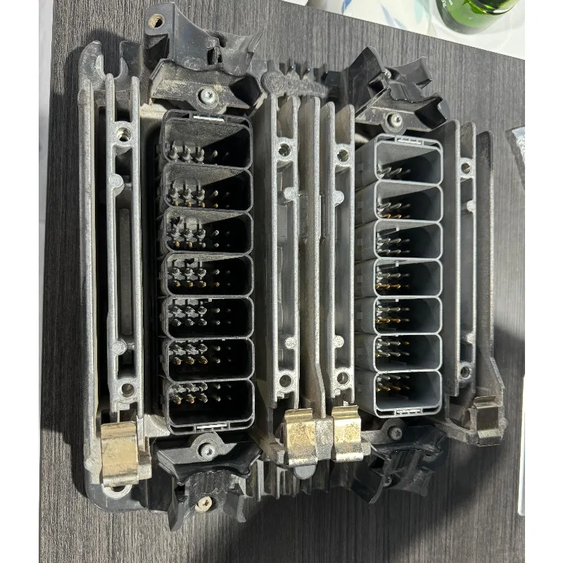 2818460 محرك ECU ECM لوحدة تحكم المحرك S8 EURO 5-6 HW ASSY NO 2428092 1857180 الأجزاء المستعملة